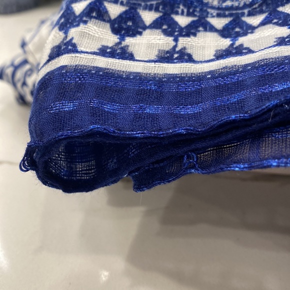 C - Shimmering Deep Blue & Bright White Lightweight Woven Scarf, Rough Hem - EUC - Picture 16 of 16